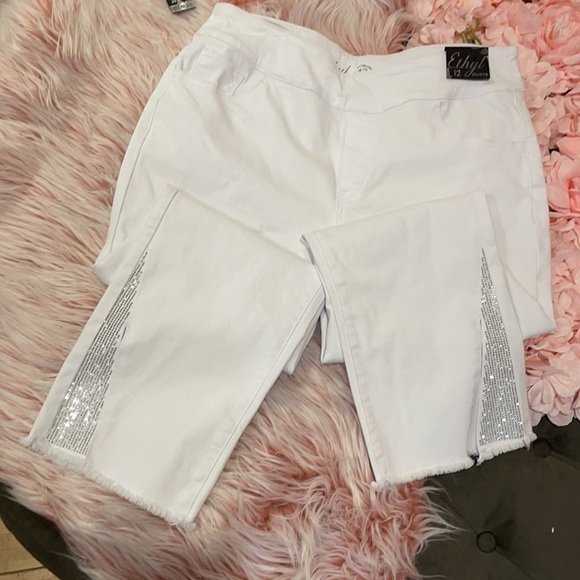 New Ethyl capri pants

Pull On And Glow Capri - Vorfreude - Picture 1 of 4